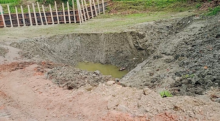 সিরাজগঞ্জে সরকারি পুকুরের মাটি কেটে বিক্রির অভিযোগ, ঝুঁকিতে বসতভিটা
