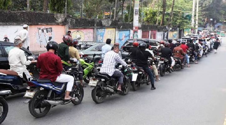 তেলের লাইনে ভিড় কেন? আতঙ্ক না বাস্তব সংকট