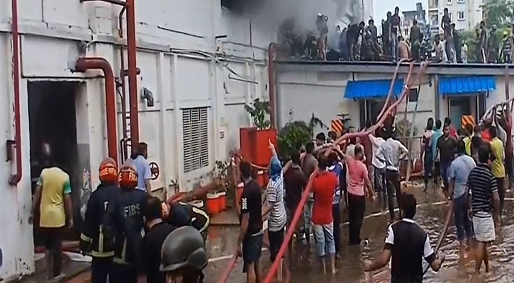 আশুলিয়ার পোশাক কারখানায় অগ্নিকাণ্ড, ফায়ার সার্ভিসের ৯ ইউনিট তৎপর