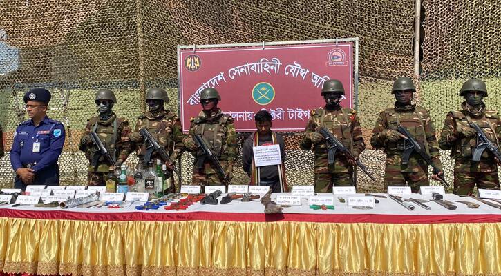 শরীয়তপুরে সেনাবাহিনীর অভিযানে বিপুল অস্ত্র ও গোলাবারুদ উদ্ধার, নারীসহ গ্রেফতার-২