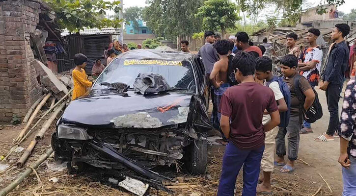 বাড়িতে ঢুকে পড়ল প্রাইভেটকার, উদ্ধার হলো দেড় কেজি গাঁজা