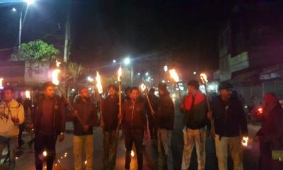 শরীয়তপুরে ওসমান হাদীর ওপর হামলার প্রতিবাদে মশাল মিছিল