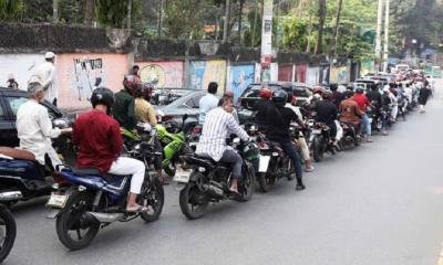 তেলের লাইনে ভিড় কেন? আতঙ্ক না বাস্তব সংকট