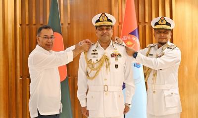 নবনিযুক্ত নৌবাহিনী প্রধানকে ভাইস অ্যাডমিরাল র‍্যাংক ব্যাজ পরালেন প্রধানমন্ত্রী