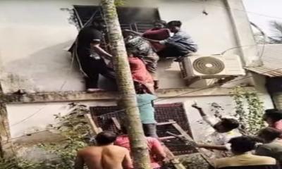 মতলব দক্ষিনে অগ্নিকাণ্ড থেকে অল্পের জন্য রক্ষা পেলো তিন শিক্ষার্থীসহ ৫ জন
