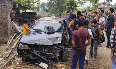বাড়িতে ঢুকে পড়ল প্রাইভেটকার, উদ্ধার হলো দেড় কেজি গাঁজা