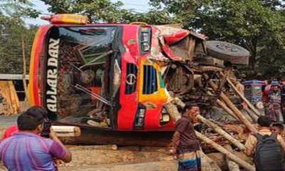 চুয়াডাঙ্গায় বাসের চাপায় ভ্যানচালকসহ নিহত ২, আশঙ্কাজনক ২ আহত