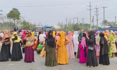 বেতন–বোনাসের দাবিতে ভালুকায় মহাসড়ক অবরোধ, তীব্র যানজট