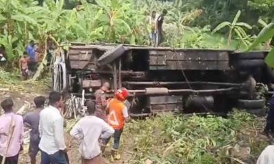 গোপালগঞ্জে বাস খাদে পড়ে নিহত ৩, আহত অন্তত ৩০