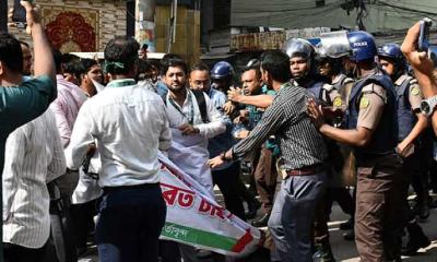 মতিঝিলে ইসলামী ব্যাংকের সামনে দুই পক্ষের সংঘর্ষ, আহত ৫৫