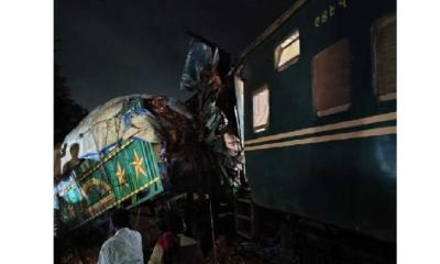 খুলনায় মহানন্দা এক্সপ্রেসের সঙ্গে ট্রাকের সংঘর্ষে নিহত ১