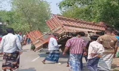 নওগাঁয় ত্রিমুখী সংঘর্ষে নারী নিহত, আহত ৫