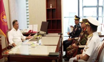 প্রধানমন্ত্রীর সঙ্গে তিন বাহিনী প্রধানের সাক্ষাৎ