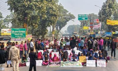 ৮ দাবিতে রংপুরে মহাসড়ক অবরোধ করে শিক্ষার্থীদের বিক্ষোভ