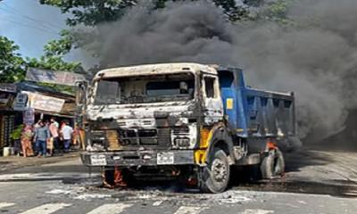 রাজশাহীতে ট্রাকচাপায় নিহত, ক্ষোভে মহাসড়ক অবরোধ ও দুই ট্রাকে আগুন