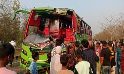 পদ্মা সেতু জাজিরা প্রান্তে বাস দুর্ঘটনায় নিহত ২, আহত অন্তত ২০