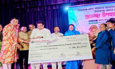 সিরাজগঞ্জ জেলার ৫৫১ টি পূজামন্ডপে শুভেচ্ছা উপহারের চেক প্রদান করলেন জেলা পরিষদ
