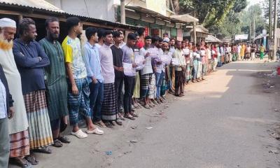 সিরাজগঞ্জে স্কুলছাত্রী ধর্ষণকারীদের গ্রেফতার ও  শাস্তির দাবিতে মানববন্ধন