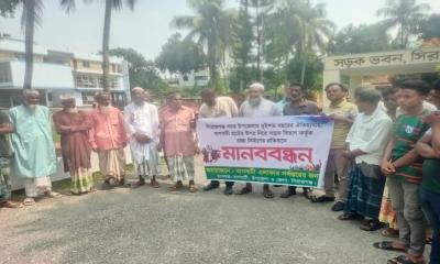সিরাজগঞ্জ বাগবাটী হাটের ভিতর রাস্তা নির্মানের প্রতিবাদে মানববন্ধন