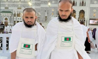 দাওরায়ে হাদিস শেষে ওমরাহ পালন করলেন দুই দৃষ্টিহীন হাফেজ