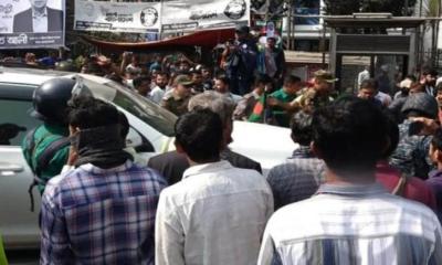 উপদেষ্টার গাড়ি আটকে চট্টগ্রাম বন্দরের সামনে আন্দোলনকারীদের বিক্ষোভ