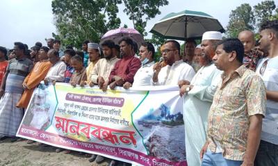 সিরাজগঞ্জে যমুনা নদীর ভাঙ্গন রোধে ক্রসবার নির্মাণের দাবীতে মানববন্ধন