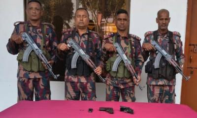 বেনাপোল সীমান্তে বিজিবির অভিযানে বিদেশি পিস্তল ও গুলি উদ্ধার