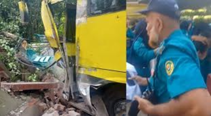 চট্টগ্রামে বাস উল্টে ২০ পুলিশ সদস্য আহত