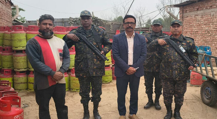 ব্রাহ্মণবাড়িয়ায় বেশি দামে সিলিন্ডার গ্যাস বিক্রির দায়ে জরিমানা