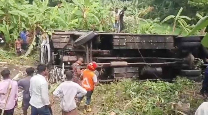 গোপালগঞ্জে বাস খাদে পড়ে নিহত ৩, আহত অন্তত ৩০