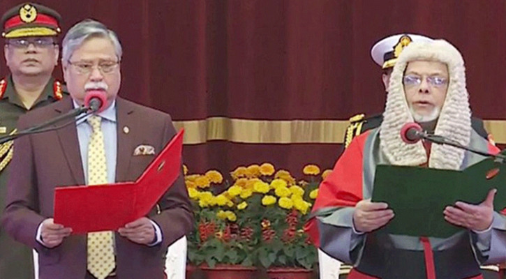 প্রধান বিচারপতি হিসেবে শপথ নিলেন জুবায়ের রহমান চৌধুরী