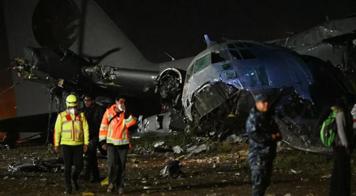 নতুন মুদ্রা বহনকারী সামরিক বিমান বিধ্বস্ত, নোট কুড়াতে ভিড়—কমপক্ষে ১৫ নিহত