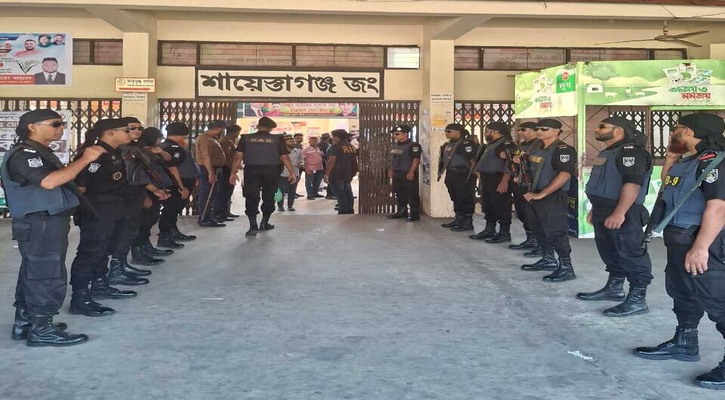 হবিগঞ্জে রেলের টিকিট কালোবাজারি রোধে র্যাবের অভিযান, ৪ যাত্রীকে জরিমানা