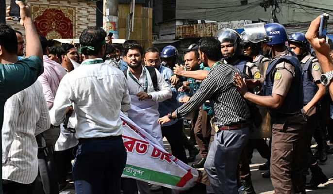 মতিঝিলে ইসলামী ব্যাংকের সামনে দুই পক্ষের সংঘর্ষ, আহত ৫৫