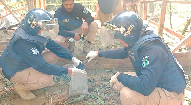 জাজিরায় বোমা বানাতে গিয়ে বিস্ফোর, আটক-৩,ঘটনাস্থলে বোমা বিশেষঞ্জদল