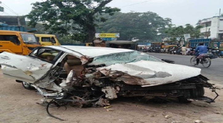 ঝিকরগাছায় ভয়াবহ দুর্ঘটনা: প্রাইভেটকার নিয়ন্ত্রণ হারিয়ে স্বামী নিহত, স্ত্রী আহত