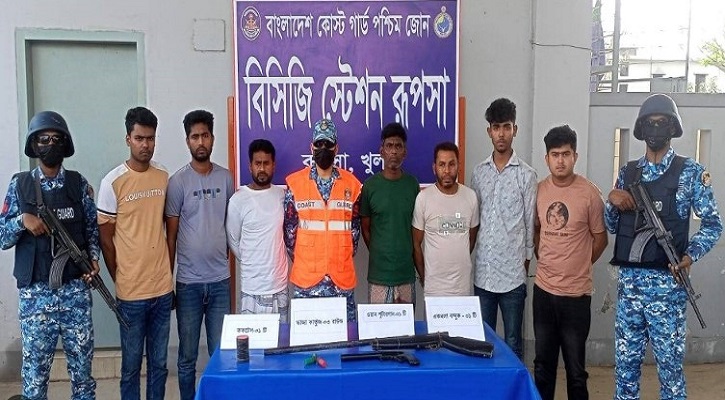 দিঘলিয়ায় অস্ত্র ও ককটেলসহ সন্ত্রাসী চক্রের ৭ সদস্য আটক