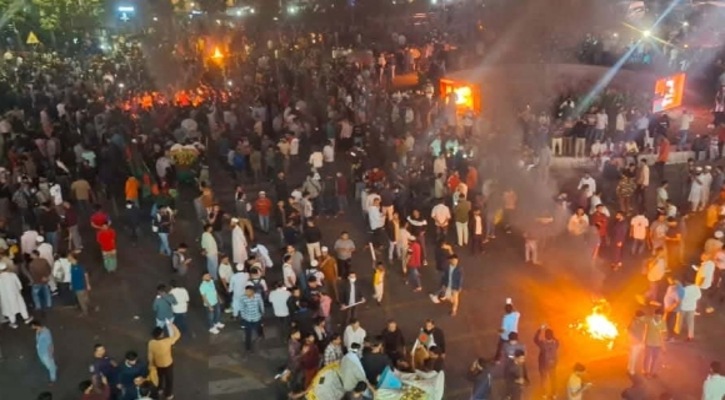 কারওয়ান বাজারে মুঠোফোন ব্যবসায়ীদের সড়ক অবরোধ