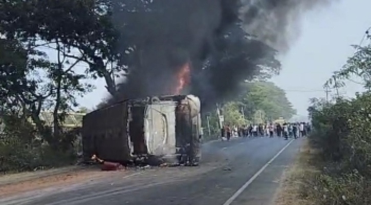 কুমিল্লায় বাস-অটোরিকশা-মোটরসাইকেলের ত্রিমুখী সংঘর্ষ, নিহত ৪