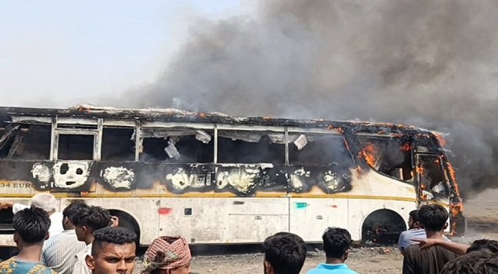 কুমিল্লায় বাসস্ট্যান্ডে আগুন: পুড়ল ৩টি বাস