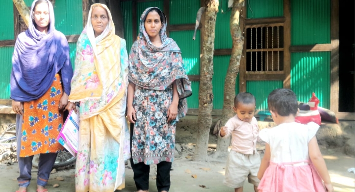 মতলবে জমিসংক্রান্ত বিরোধে সপ্তাহ ধরে অবরুদ্ধ শিশু বৃদ্ধা অবলা নারীসহ একটি পরিবার