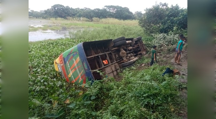 মতলবে স্টেয়ারিং ভেঙ্গে জৈনপুর এক্সপ্রেস খাদে আহত ১০