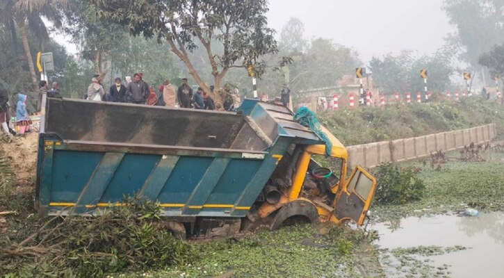 নওগাঁয় ডাম্প ট্রাকের চাপায় ৫ জন নিহত