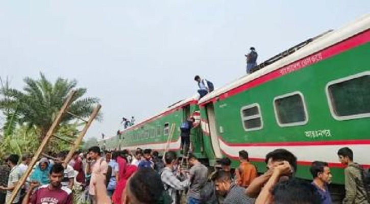 বগুড়ায় নীলসাগর এক্সপ্রেস লাইনচ্যুত, বন্ধ রেল যোগাযোগ