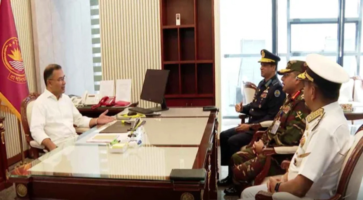 প্রধানমন্ত্রীর সঙ্গে তিন বাহিনী প্রধানের সাক্ষাৎ