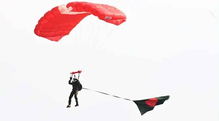 পতাকা হাতে প্যারাট্রুপিং করে বিশ্বরেকর্ড বাংলাদেশের