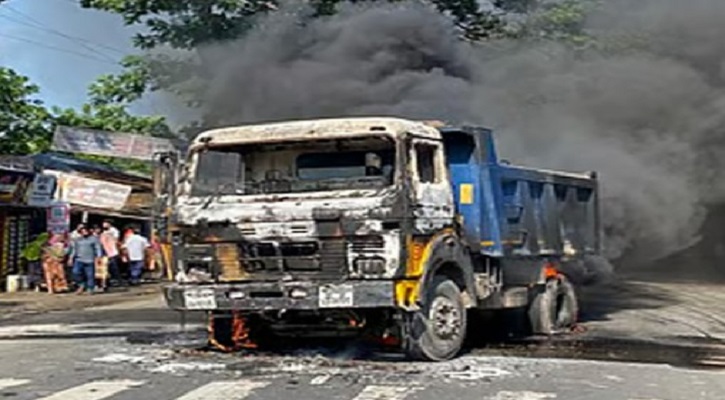 রাজশাহীতে ট্রাকচাপায় নিহত, ক্ষোভে মহাসড়ক অবরোধ ও দুই ট্রাকে আগুন