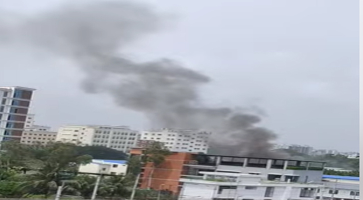 উত্তরায় প্রশিক্ষণ বিমান বিধ্বস্ত