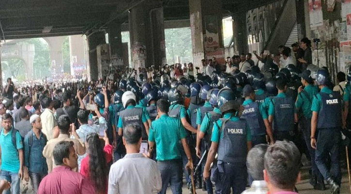 প্রেস ক্লাবে শিক্ষকদের অবস্থান ভেঙে পুলিশি জোর প্রয়োগ