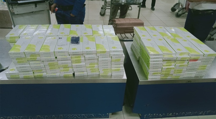 শাহ আমানতে ৩০ লাখ টাকার বিদেশি সিগারেট জব্দ